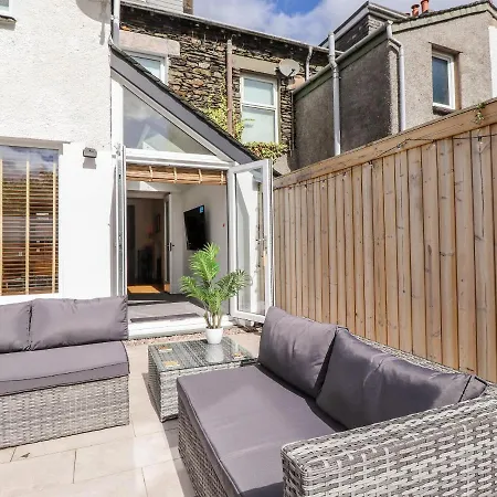 2 Alexandra Road * Windermere